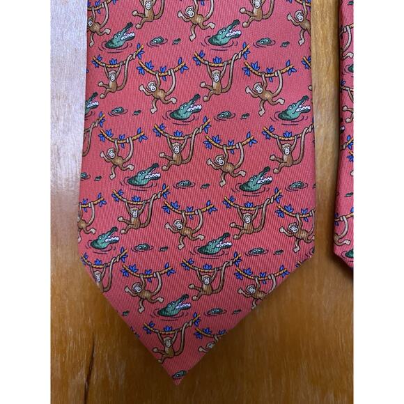 HERMES PINK SILK TIE BRONZE MONKEYS SWINGING ON VINES ABOVE GREEN CROCODILES 60” - Picture 3 of 10